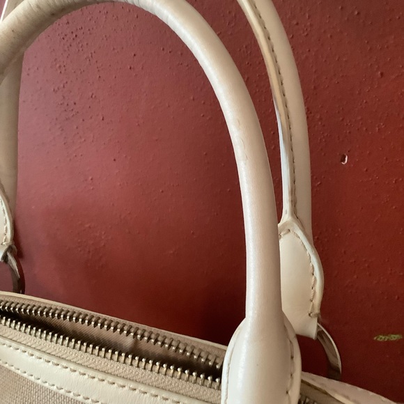 Beautiful Rafē Bag in a Tan Canvas with White Leather Trim. - Picture 10 of 16